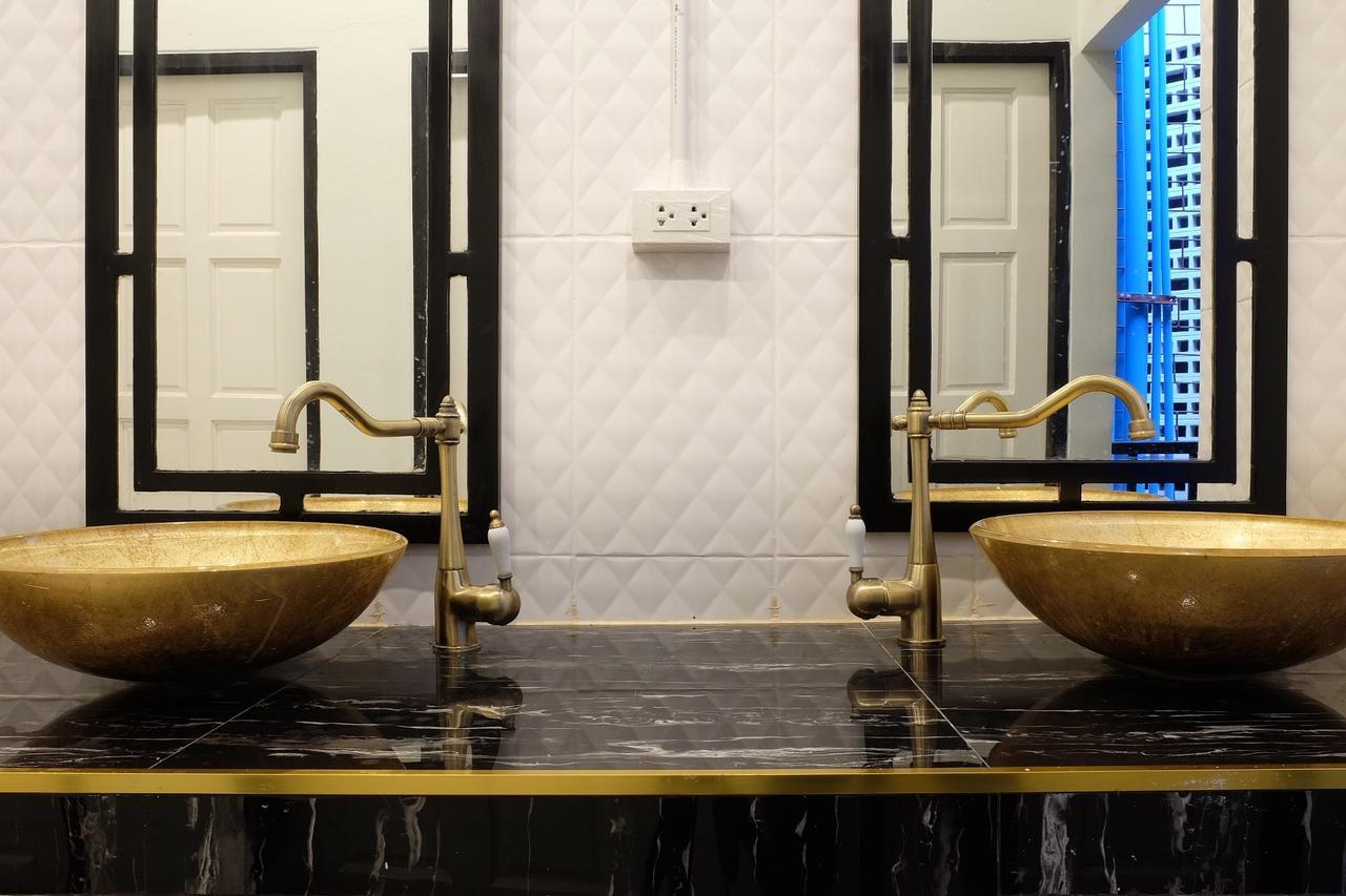 The Orientale Hostel Bangkok Exterior photo