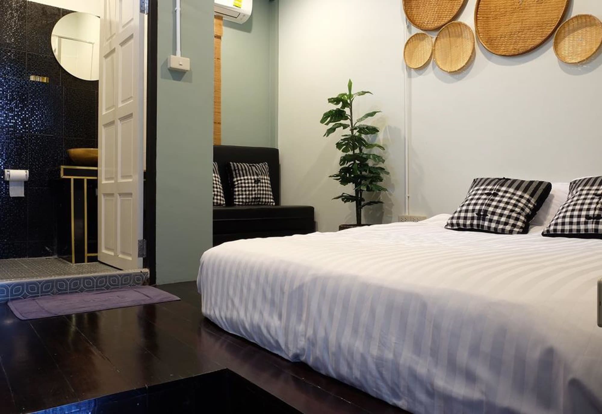 The Orientale Hostel Bangkok Exterior photo